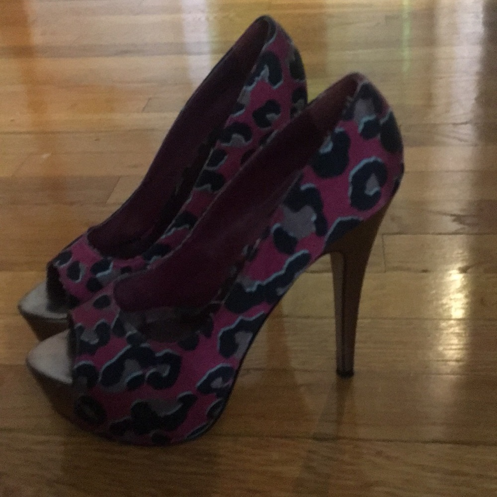 Size 9 pink cheetah print pumps